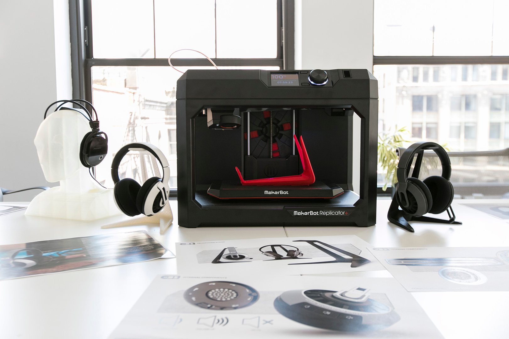 Replicator_Plus_with_headphone_Stand_Print.jpg